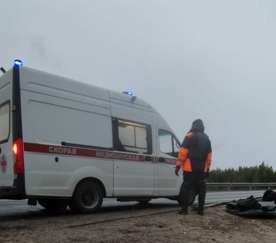 Спасательная операция: двое северян попали в беду на озере в Заполярье Спасатели