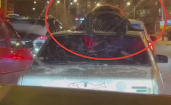 Нашумевшее видео в Мурманске Человек на крыше автомобиля