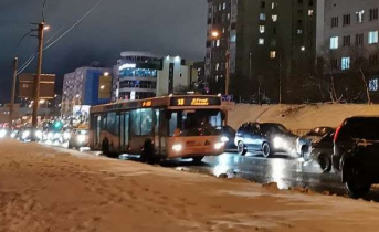 Водители застряли в гигантских пробках в Мурманске Пробка