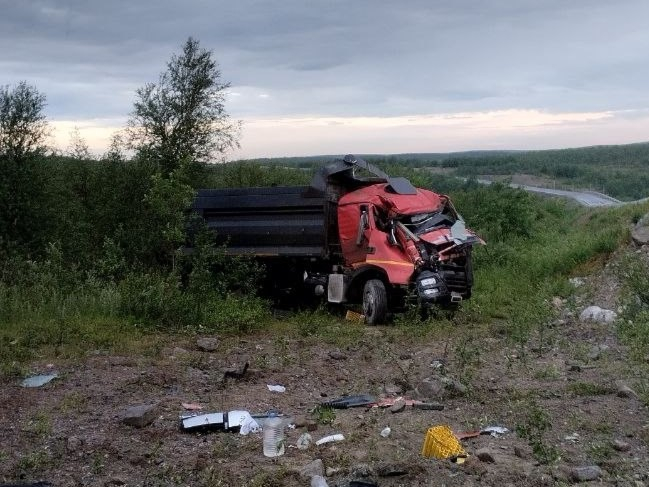 В Мурманской области грузовик съехал в кювет Грузовик