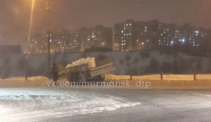 В Мурманске грузовик снес ограждение ДТП