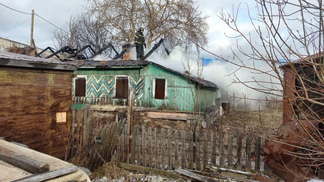 В Заполярье тушили дом Дом