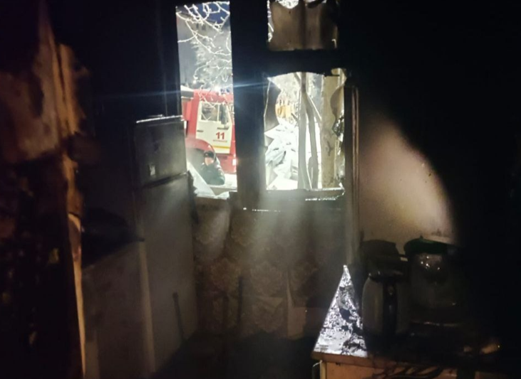 Два человека спасены, шесть эвакуированы из пожара в Мурманске Пожар