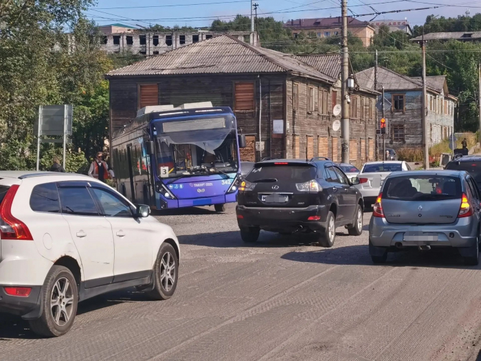 Соцсети: в Мурманске троллейбус провалился в яму ДТП