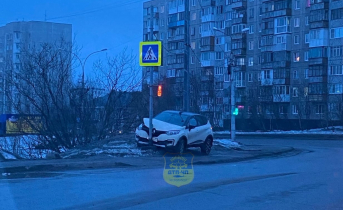В Мурманске автомобиль протаранил светофор ДТП