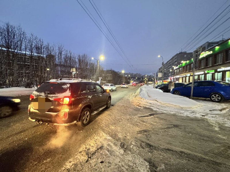 Человек лежал посреди дороги. В Мурманске сбили человека Мурманск авария