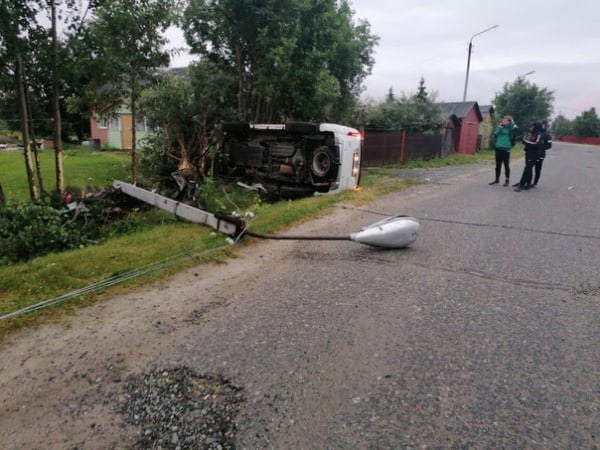 В Ловозере внедорожник протаранил столб и перевернулся ДТП