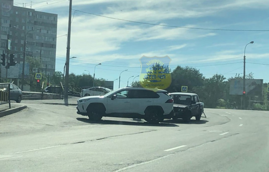 В Мурманске возле поликлиники произошло ДТП, фото Автомобильная авария