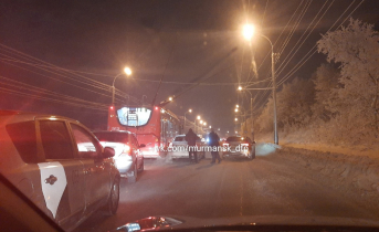 Соцсети: поворот на Кооперативную в Мурманске полностью перекрыт ДТП