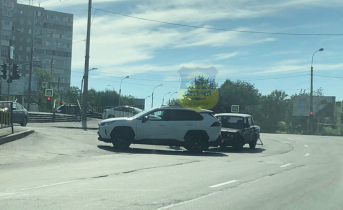 В Мурманске возле поликлиники произошло ДТП, фото Автомобильная авария
