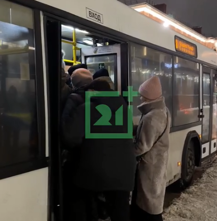В Мурманске пассажиры жалуются на переполненность автобуса №18 Автобус