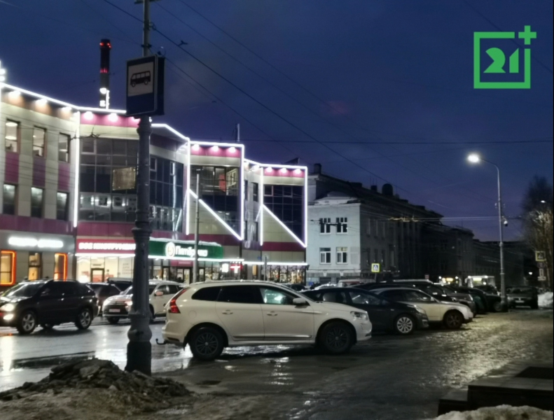 Стихийная парковка на остановке в Мурманске возмутила северян Наглая парковка