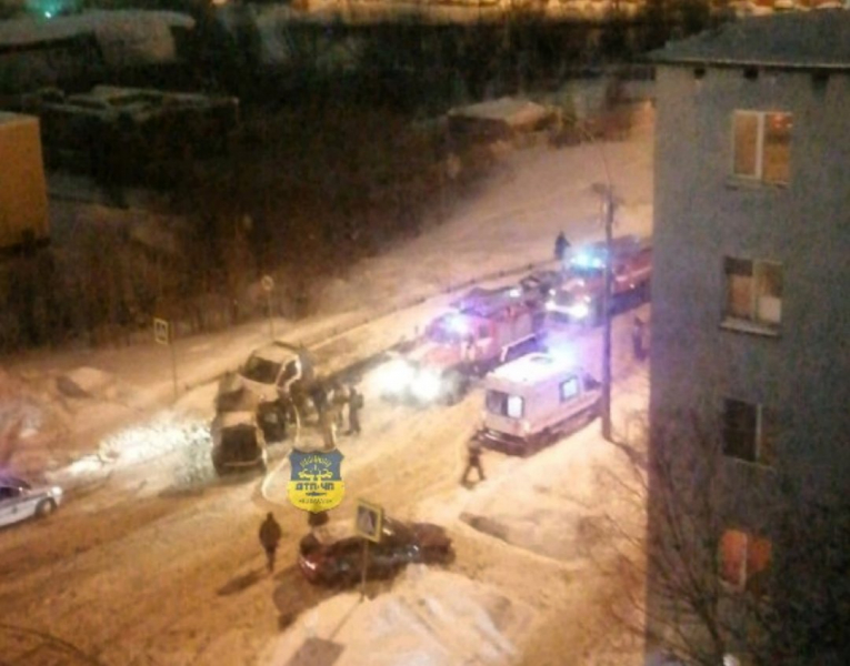 Автомобиль загорелся в мурманском дворе из-за ДТП ДТП