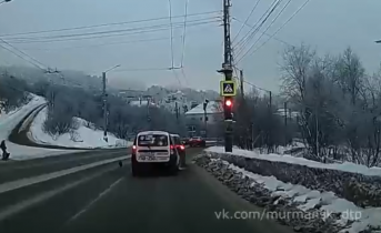 Момент аварии с участием такси в Мурманске попал на видео ДТП