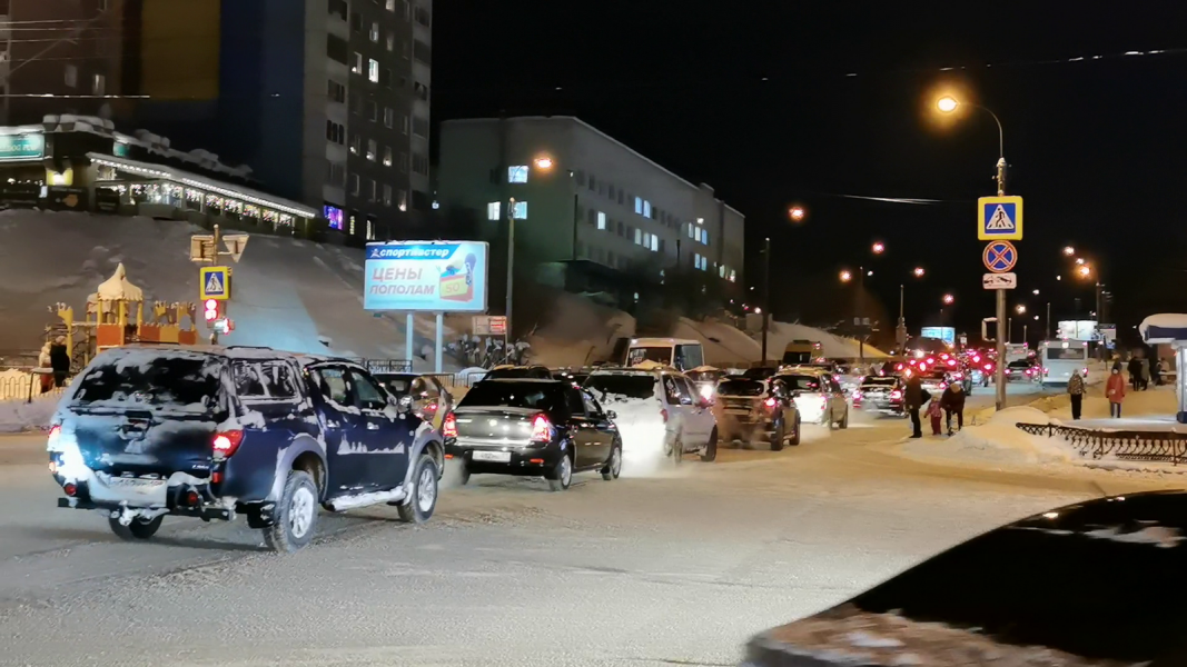 Водители застряли в большой пробке на перекрестке в Мурманске Пробка