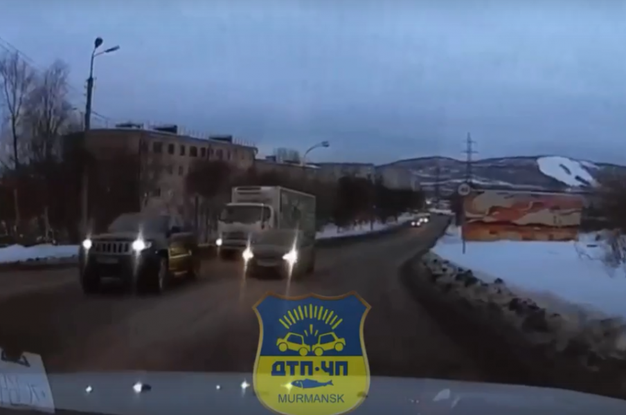 «Разошлись в миллиметрах». Опасный маневр водителя в Мурманске попал на видео ДТП