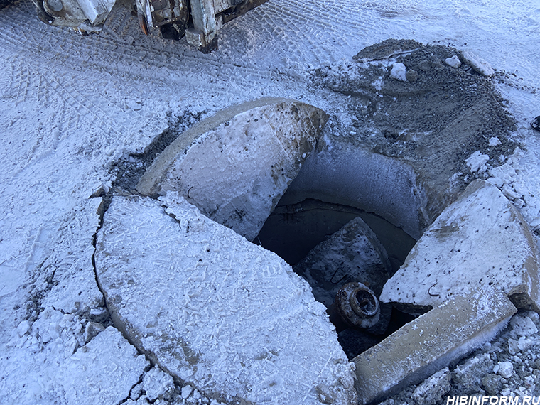 Уборка снега во дворе в Мурманской области закончилась неожиданно Яма