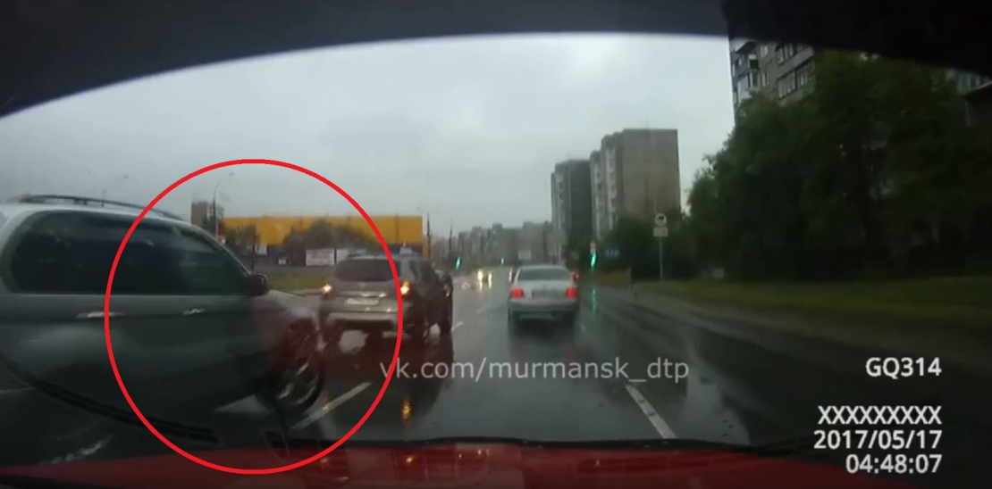 Быстрая реакция северянина спасла от аварии на дороге в Мурманске Избежал аварии