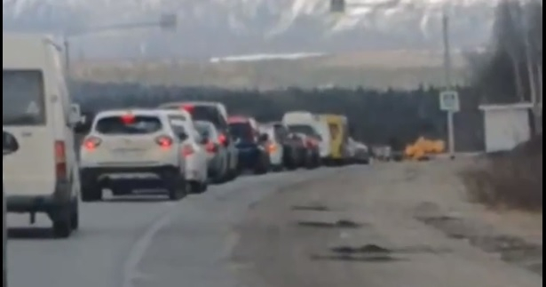 Многокилометровая пробка попала на видео на трассе в Мурманской области Пробка