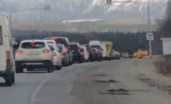 Многокилометровая пробка попала на видео на трассе в Мурманской области Пробка
