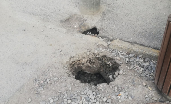 На остановке в Мурманске северянин провалился в яму Яма