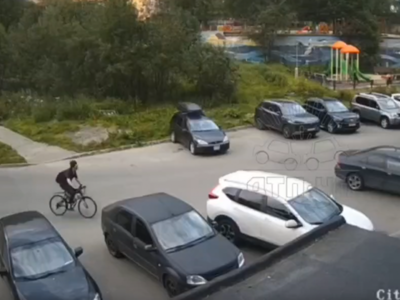 В Мурманске велосипедист врезался в автомобиль Велосипед