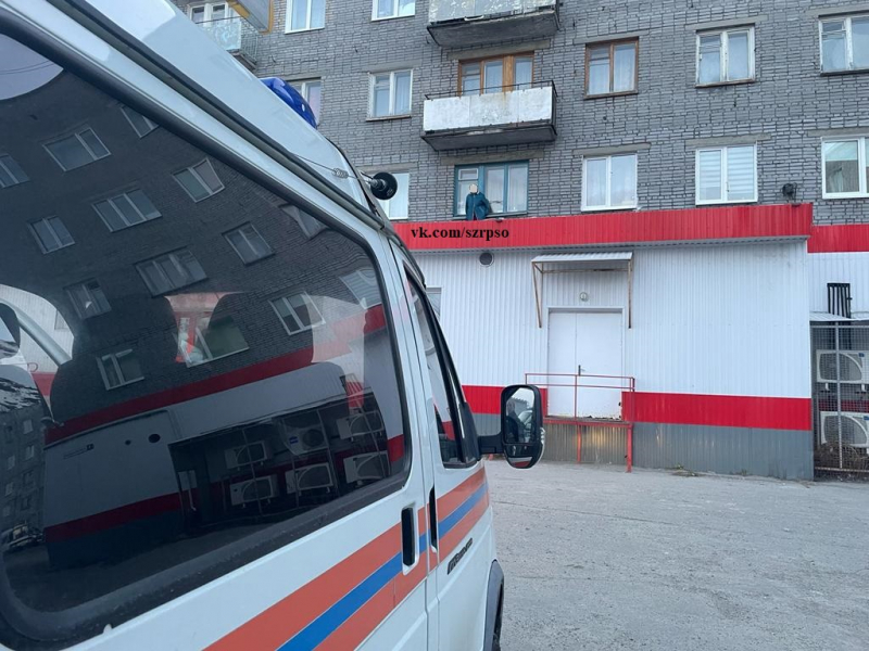 Пенсионерка застряла на крыше магазина в Мурманской области Спасатели