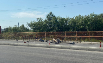 В Мурманске перекрыли движение из-за ДТП с упавшим столбом Столб