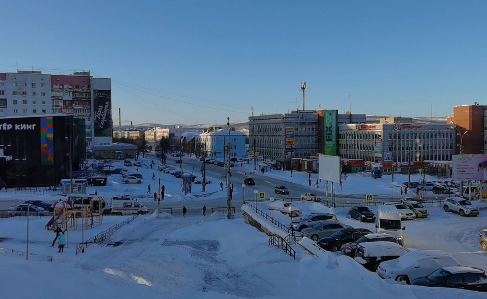 На улицах Мурманска массово эвакуируют автомобили Мурманск
