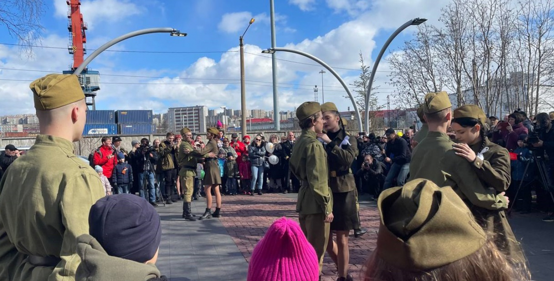 Торжественная акция на морвокзале в Мурманске собрала десятки людей «Случайный вальс»