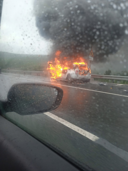 В массовой аварии под Мурманском загорелся автомобиль. Есть пострадавший Горит машина