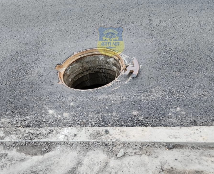Северян поджидает опасность на дороге в Мурманске Люк