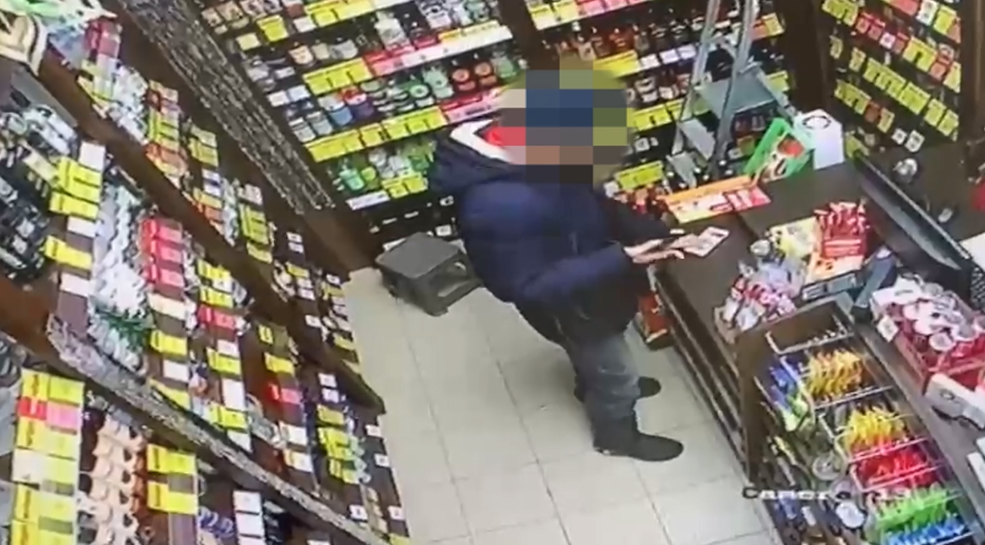 Пенсионер обворовал покупателя в магазине в Мурманской области Кража