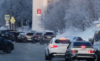 Водители застряли в большой пробке на перекрестке в Мурманске Пробка