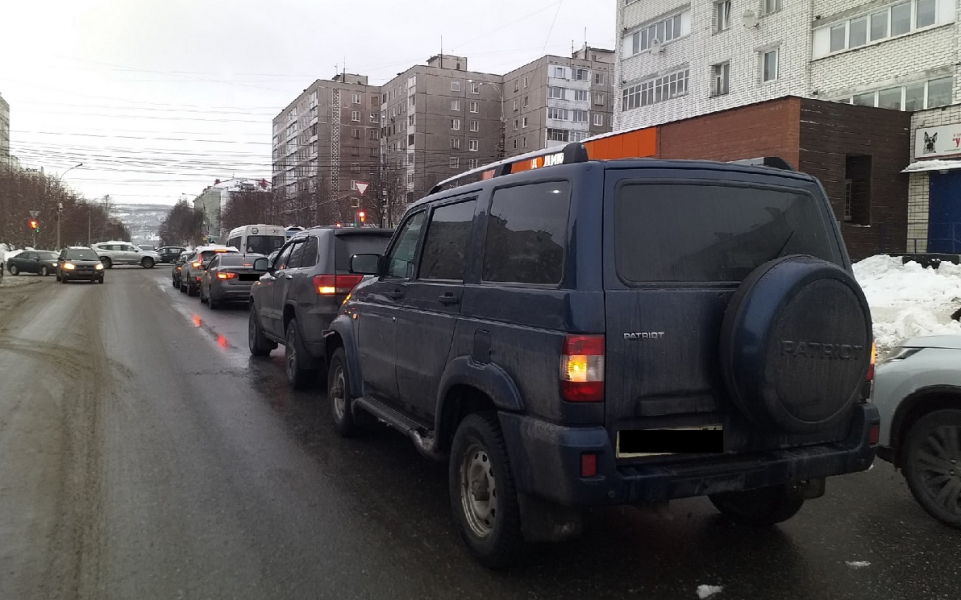 Из-за аварии в центре Мурманска образовалась большая пробка Пробка