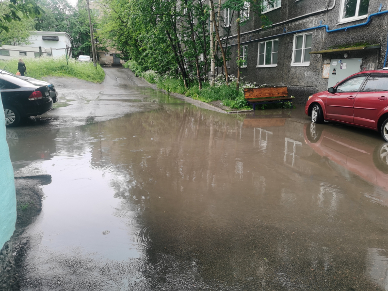 Мурманчане не могут попасть в подъезд после ливня Город