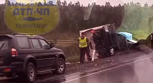 Две фуры перевернулись на трассе в Мурманской области ДТП