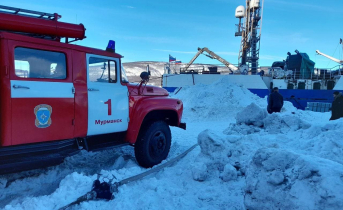 У причала судоверфи в Мурманске загорелось рыболовное судно Пожарные