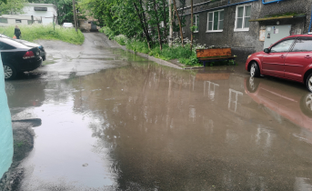 Мурманчане не могут попасть в подъезд после ливня Город