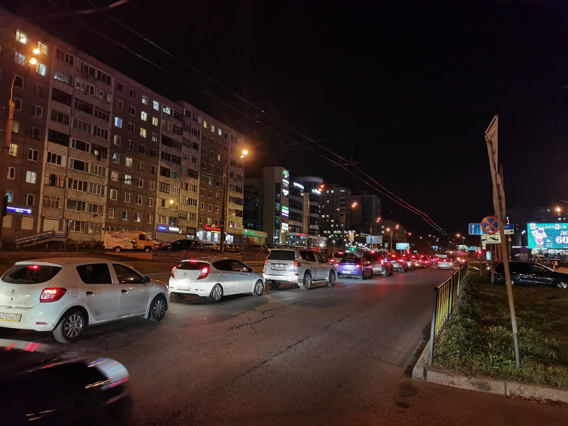 В Мурманске водители застряли в пробке протяженностью 1,5 км пробка