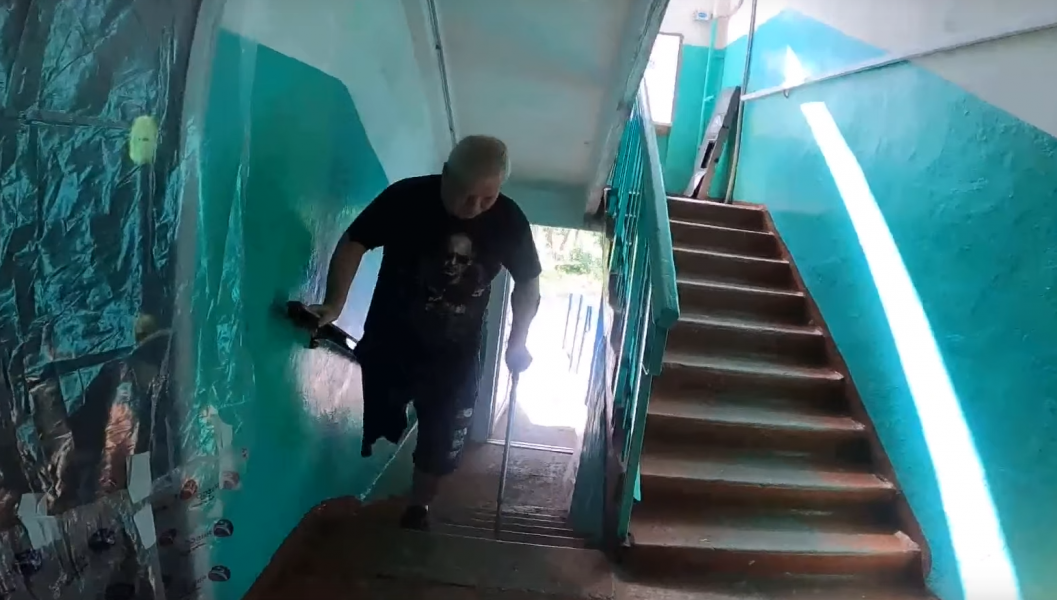 Резонансное видео с инвалидом прокомментировали в Мурманской области Лестница
