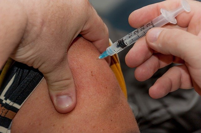 В Роструде объяснили правила отстранения непривитых сотрудников от работы, фото Прививка