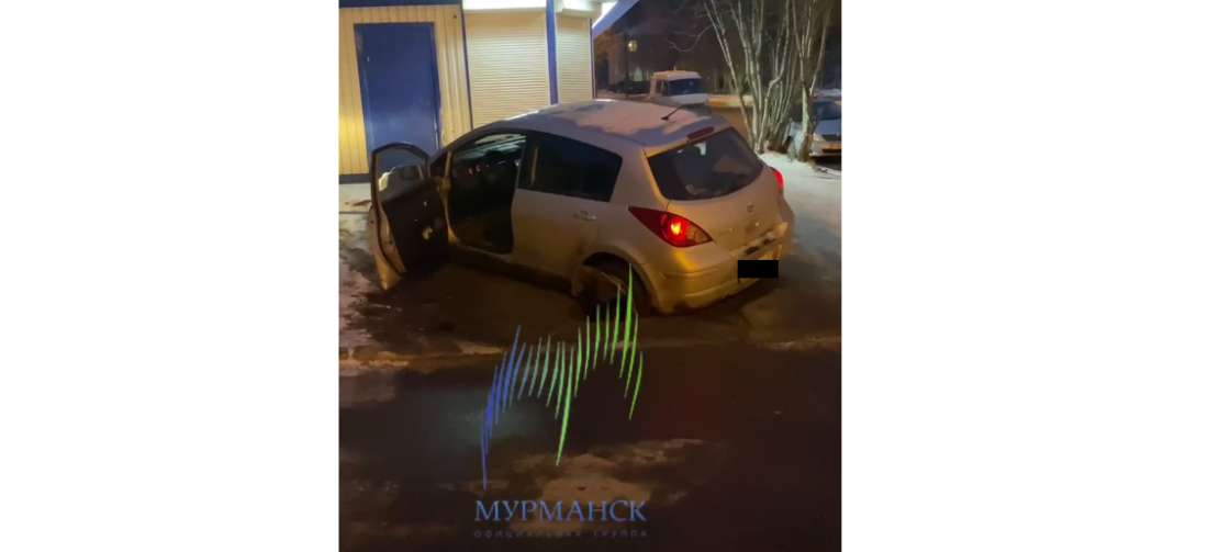 Автомобиль провалился в колодец в Мурманске Автомобиль