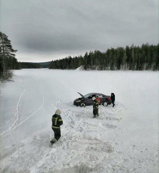 Автомобиль ушел на лед в Мурманской области ДТП
