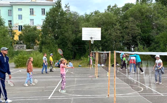 Играть в бадминтон мончегорскую детвору учили волонтеры