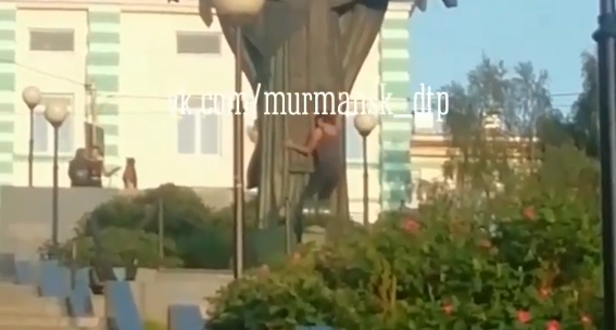 Мурманчанка устроила странные танцы у памятника Танцы