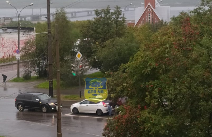 В Мурманске учебный автомобиль попал в ДТП ДТП