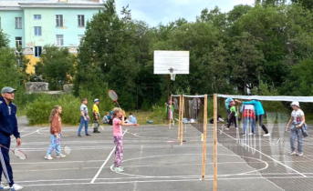 Играть в бадминтон мончегорскую детвору учили волонтеры Играть в бадминтон мончегорскую детвору учили волонтеры