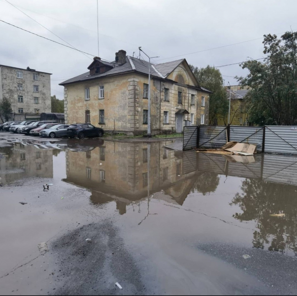 В мурманском дворе образовалось огромное озеро Двор
