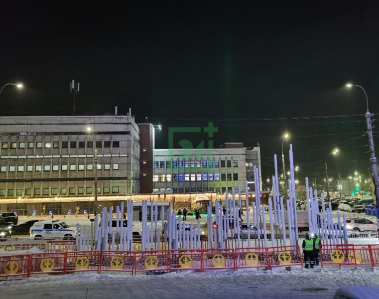 17,6-метровое «Северное сияние» появилось в центре Мурманска Инсталляция